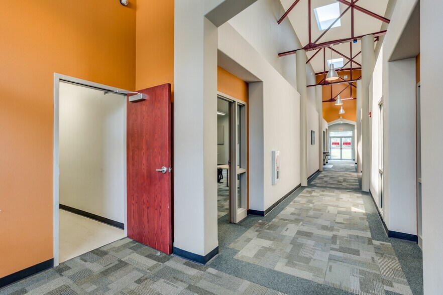 More Photos Of 500 W 1 St Ave, Hutchinson Office For Sale
