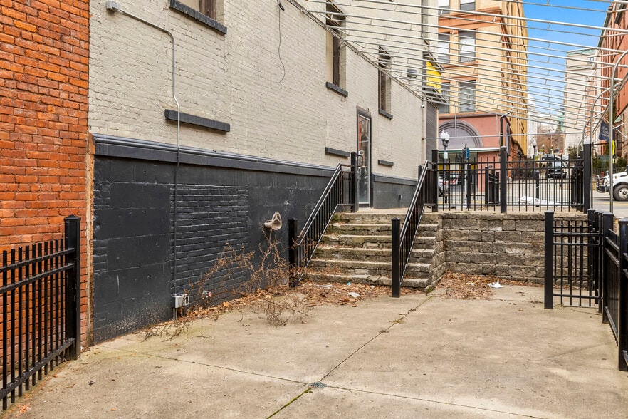 More Photos Of 61 N Pearl St, Albany Apartments For Lease