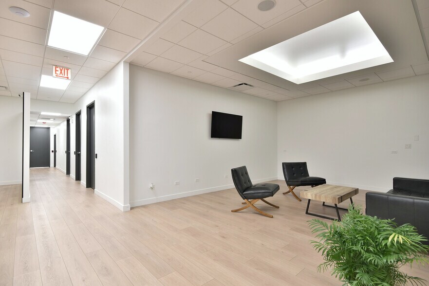 More Photos Of 6363 W 73rd St, Bedford Park Manufacturing For Lease