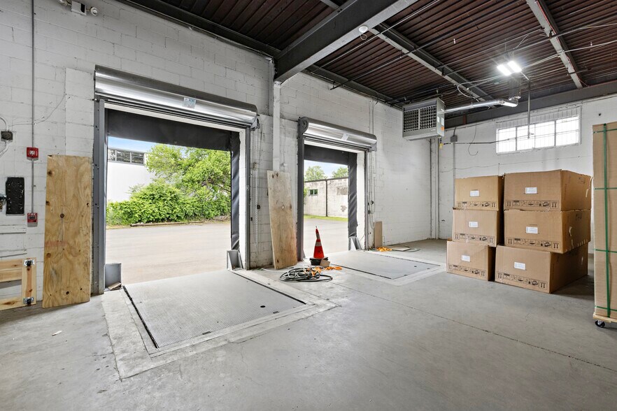 More Photos Of 178 Commerce Rd, Carlstadt Warehouse For Lease