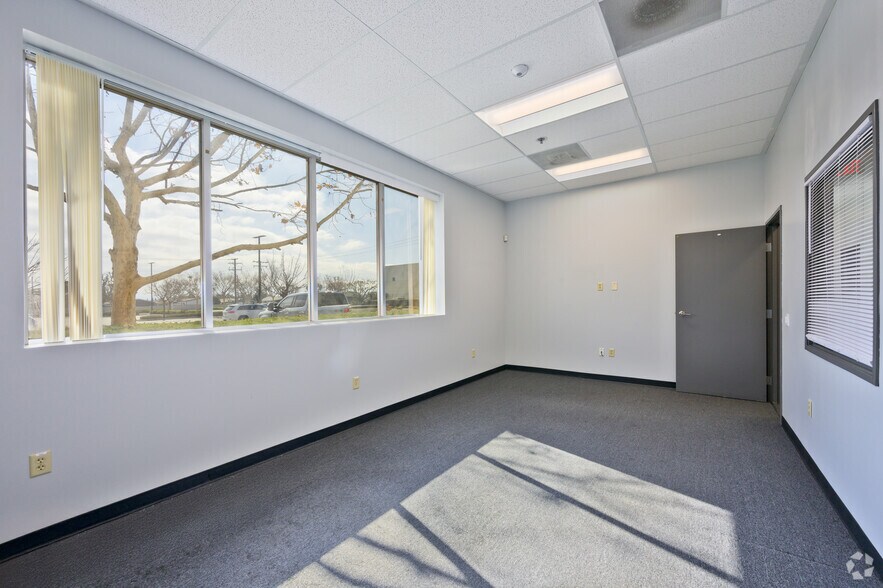 More Photos Of 2150 S Parco Ave, Ontario Manufacturing For Lease