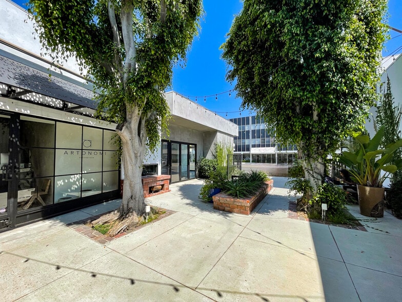 More Photos Of 8270-8272 Melrose Ave, Los Angeles Storefront For Lease