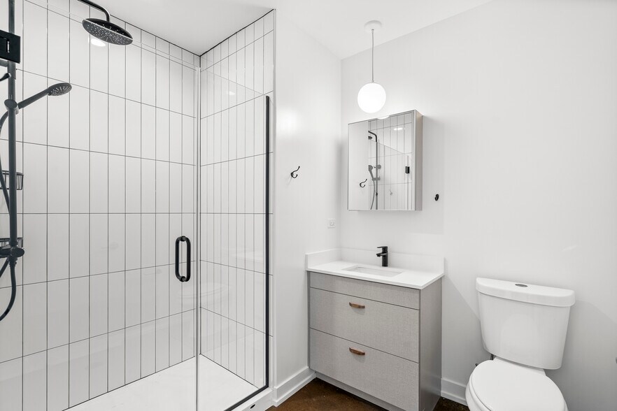 More Photos Of 1135 W Winona St, Chicago Apartments For Lease