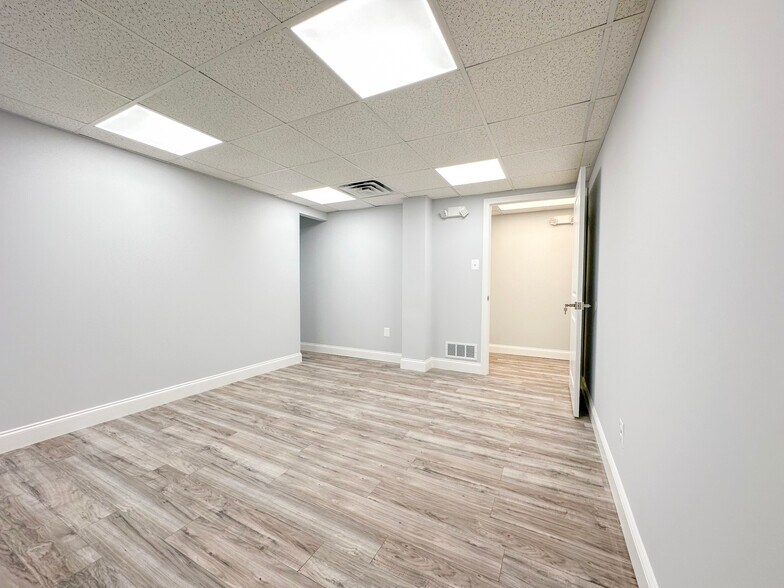 More Photos Of 406 E Pennsylvania Blvd, Feasterville Trevose Light Distribution For Lease