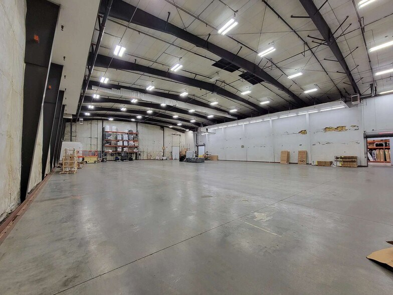 More Photos Of 808 W Cherokee St, Sioux Falls Industrial For Lease