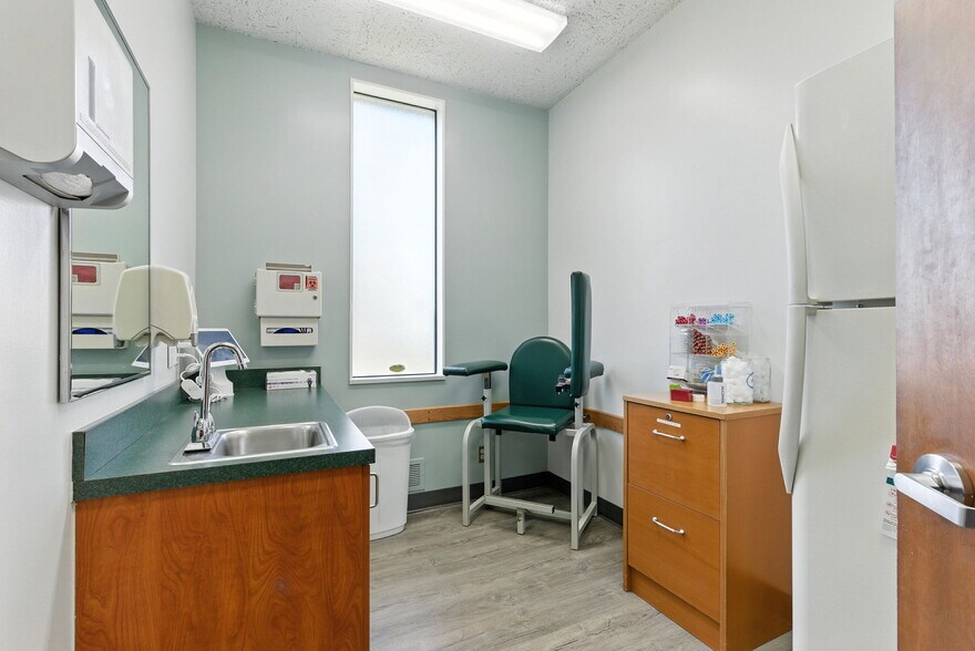 More Photos Of 400 NE Roberts Ave, Gresham Medical For Sale