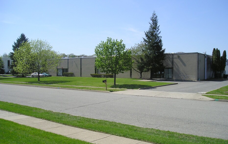 More Photos Of 20 Leslie Ct, Whippany Warehouse For Lease