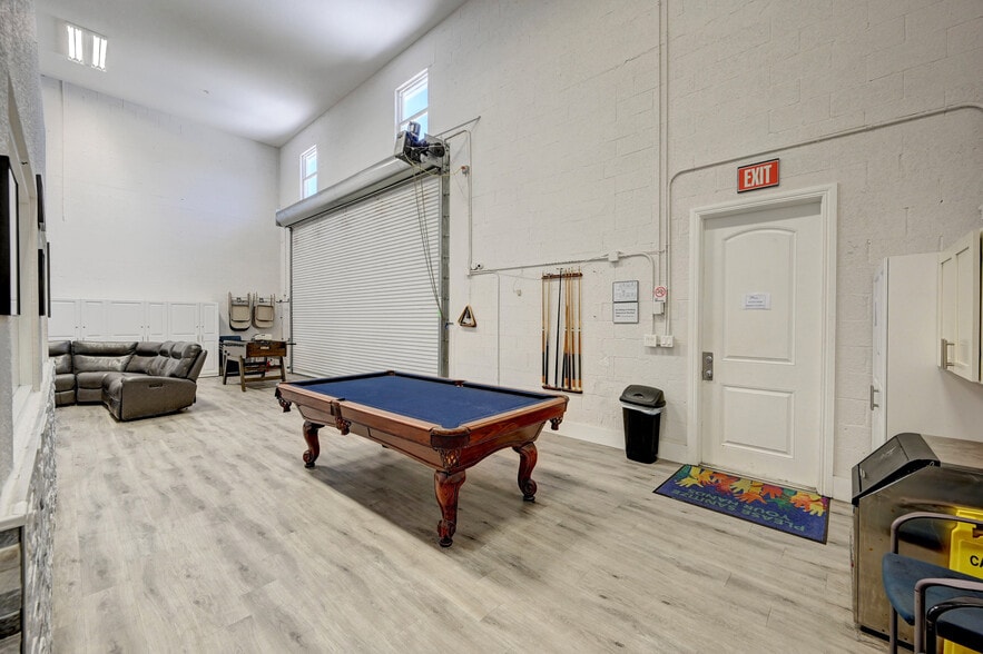 More Photos Of 350 W Pine St, Lantana Dormitory For Sale