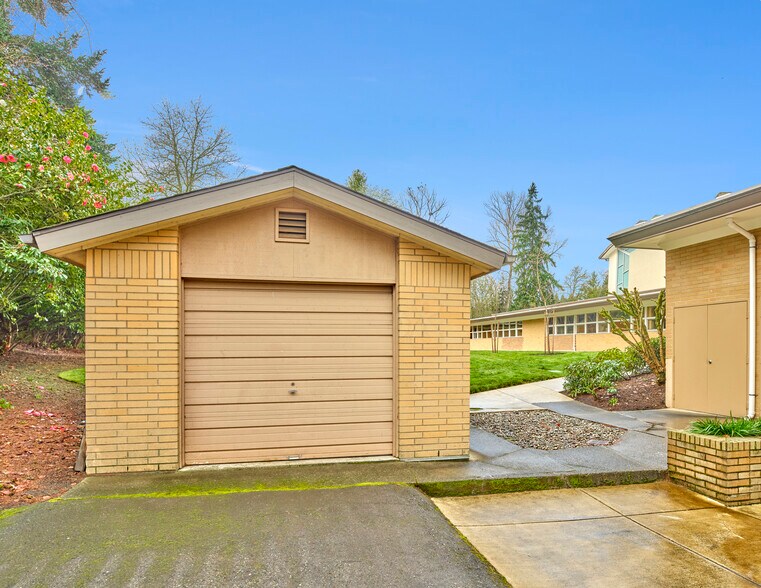 More Photos Of 10675 NE 20th St, Bellevue Specialty For Sale