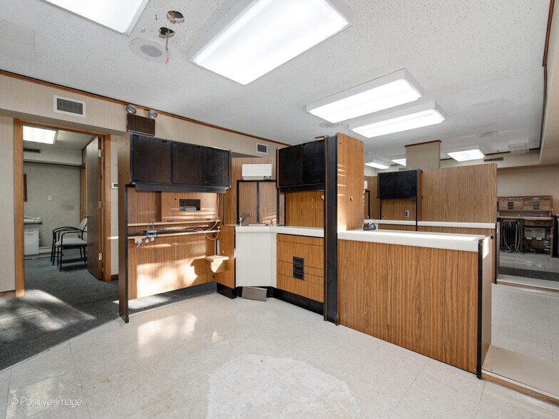 More Photos Of 9631 Gross Point Rd, Skokie Medical For Sale