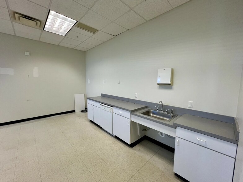More Photos Of 455 Cayuga Rd, Cheektowaga Office For Lease