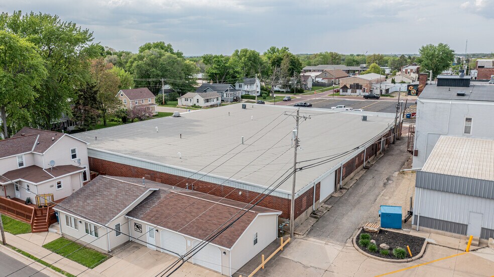 More Photos Of 825 N Pleasant St, Princeton Flex For Sale