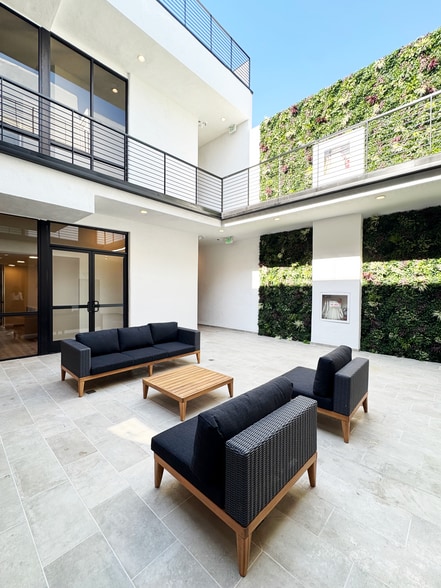 More Photos Of 445 S Beverly Dr, Beverly Hills Loft Creative Space For Lease