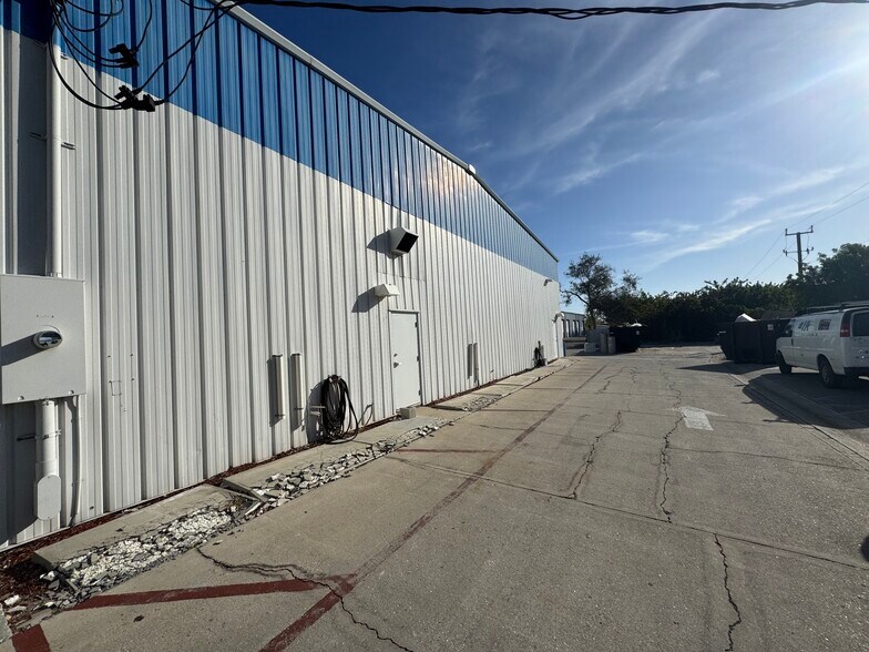 More Photos Of 6720 33rd St E, Sarasota Warehouse For Sale