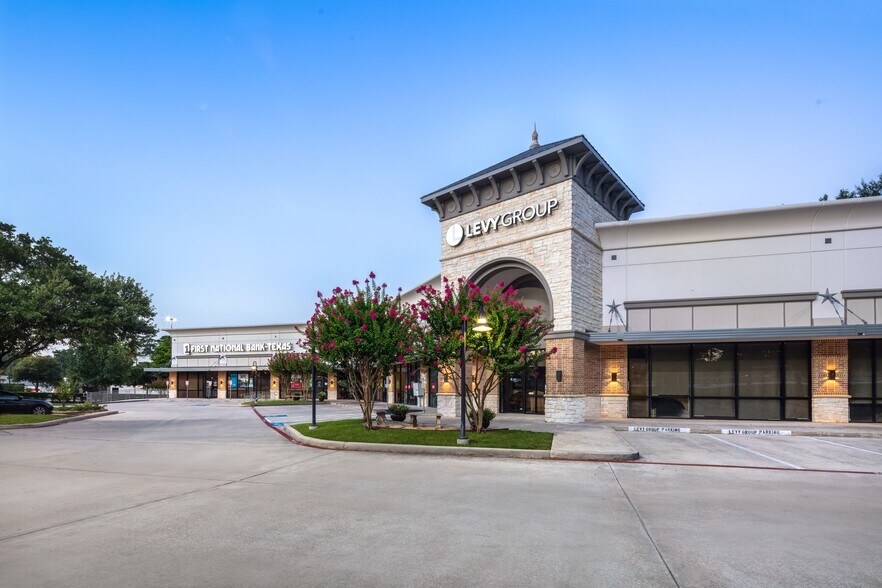 Primary Photo Of 2105-2129 W Davis St, Conroe Unknown For Lease