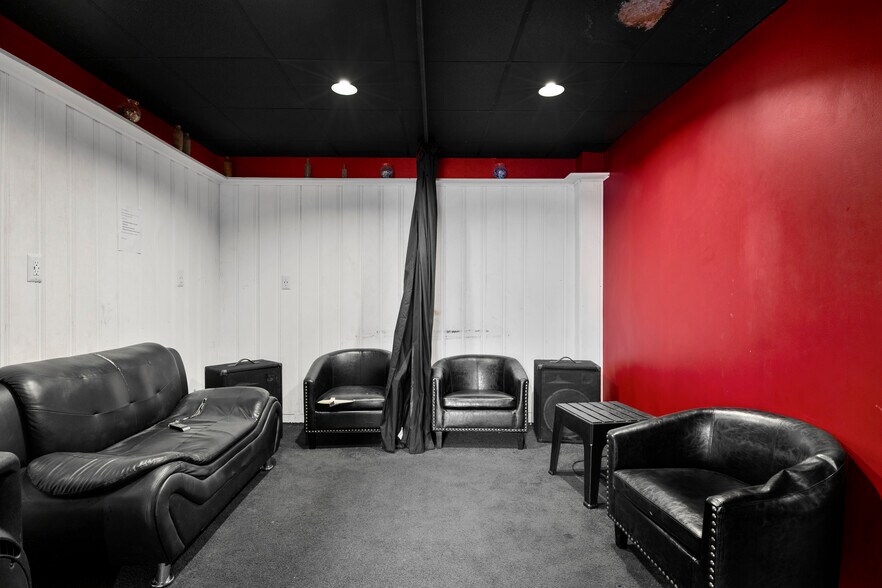 More Photos Of 1118 Broadway, Albany Bar For Sale