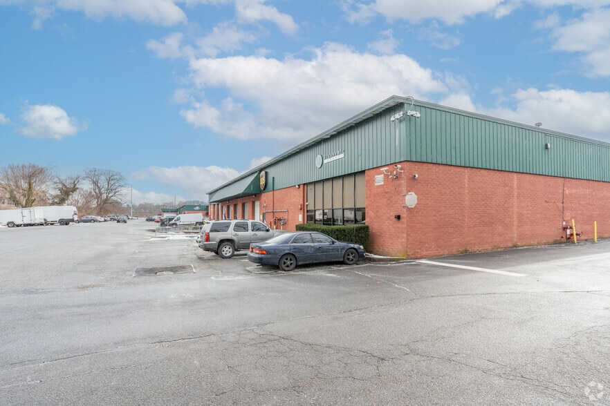 Primary Photo Of 200 Robbins Ln, Jericho Warehouse For Lease