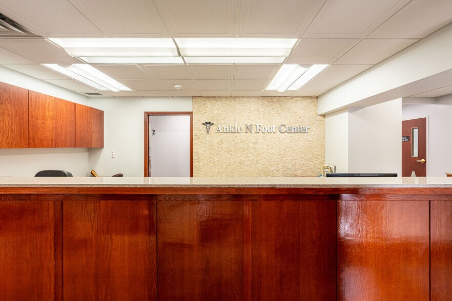 More Photos Of 401 N York St, Elmhurst Medical For Lease
