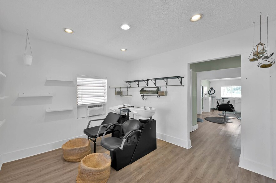 More Photos Of 213 Houston St, Tomball Storefront Retail Office For Lease
