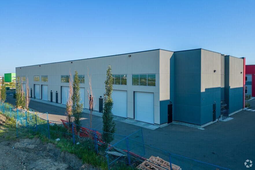 More Photos Of 10960 42 St NE, Calgary Storefront For Sale