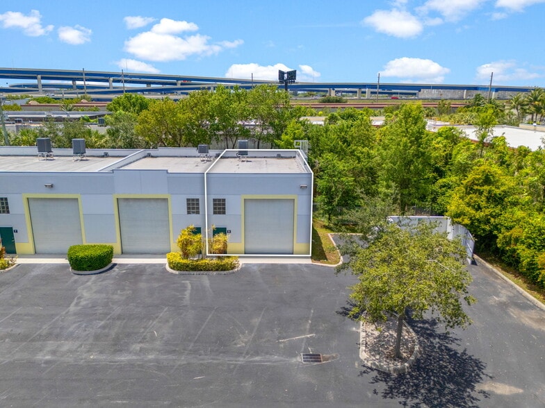 More Photos Of 2937 Ravenswood Rd, Fort Lauderdale Self Storage For Lease