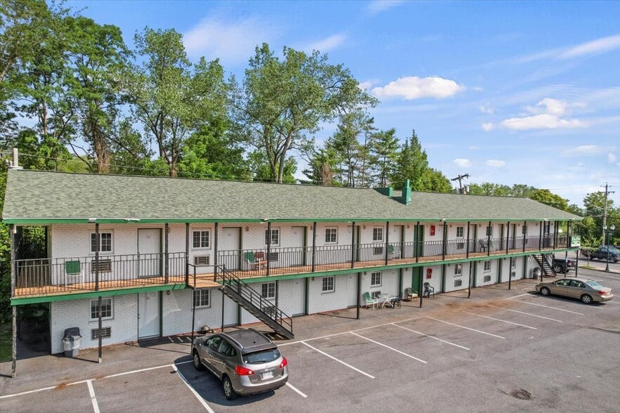 More Photos Of 5 Canada St, Lake George Hotel For Sale