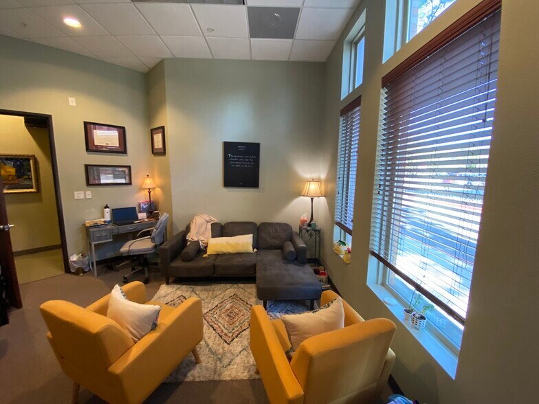 More Photos Of 1100 Parker Sq, Flower Mound Office For Lease