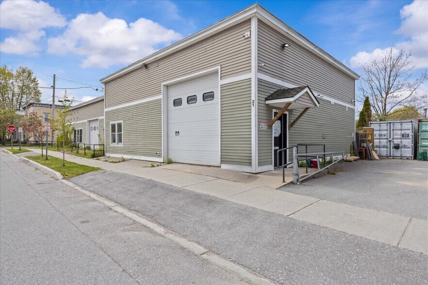 More Photos Of 21 Bright St, Burlington Freestanding For Sale