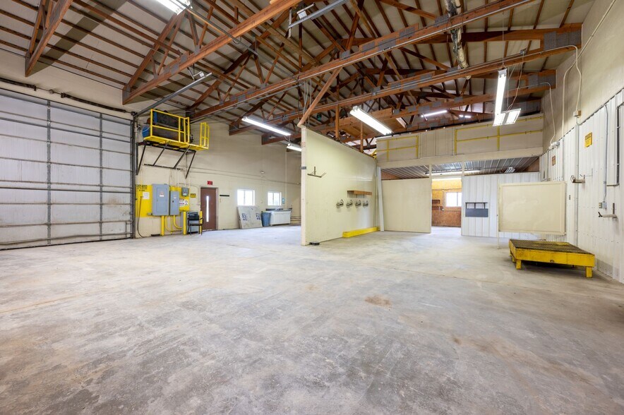 More Photos Of 701 N K Ave, Vinton Industrial For Sale