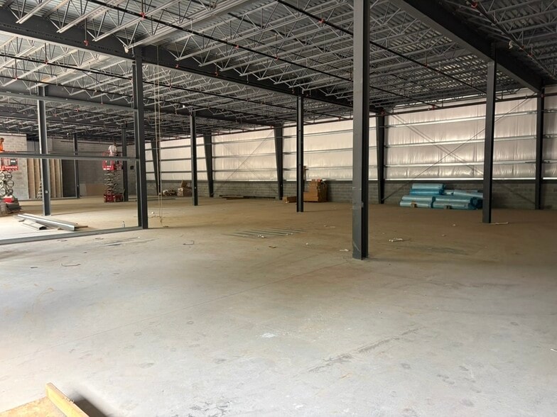 More Photos Of 17 Industrial dr, New Britain Manufacturing For Lease
