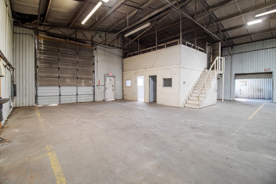 More Photos Of 2900 Clarks Ln, Bryan Warehouse For Lease
