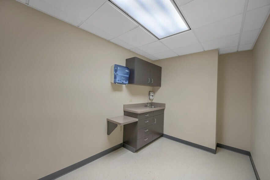 More Photos Of 21 Laurel Ave, Cornwall Medical For Lease