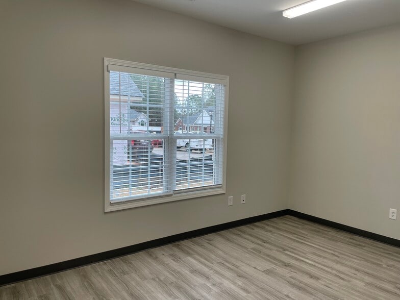 More Photos Of 247 River Park North Dr, Woodstock Medical For Sale