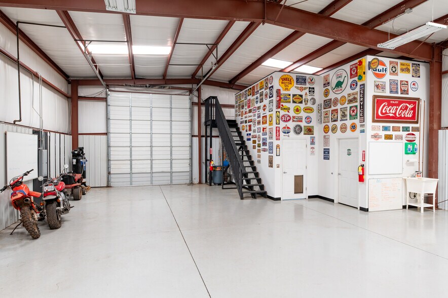 More Photos Of 70 N Gwinnett St, Buford Showroom For Sale