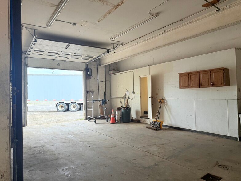 More Photos Of 807 S 4th St, Fulton General Retail For Sale