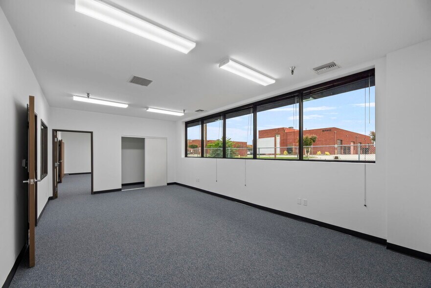 More Photos Of 1761-1765 W Oak St, Torrance Warehouse For Lease