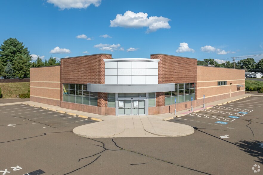 More Photos Of 645 Foxon Rd, East Haven Storefront For Lease