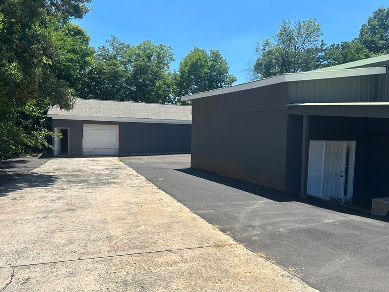 More Photos Of 300 Guthrie St, Graham Warehouse For Sale