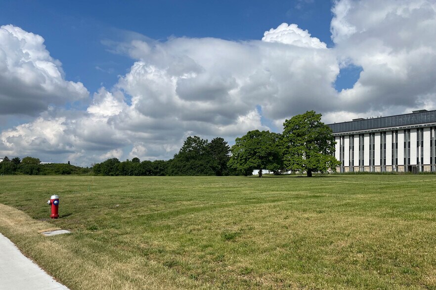 More Photos Of 2395 Speakman Dr, Mississauga Unknown For Lease