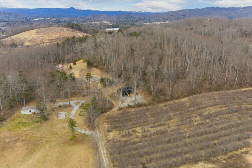 More Photos Of 153 Hackleburg Ln, Hendersonville Multifamily For Sale
