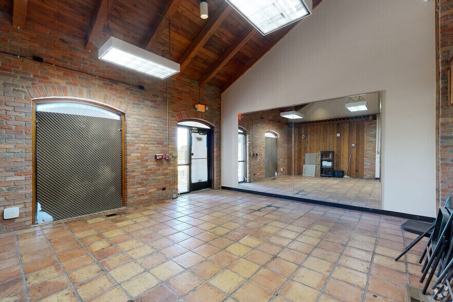 More Photos Of 2323 N Walton Walker Blvd, Dallas Office For Sale