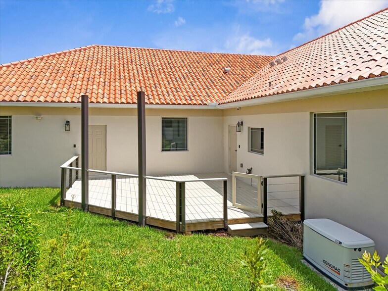 More Photos Of 8626 N Himes Ave, Tampa Medical For Sale