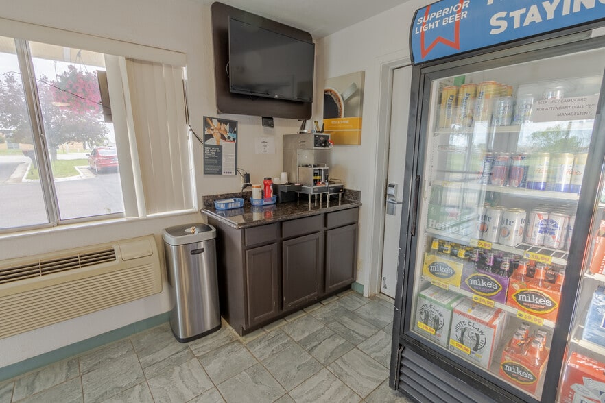 More Photos Of 1309 S Ohlman St, Mitchell Hotel For Sale