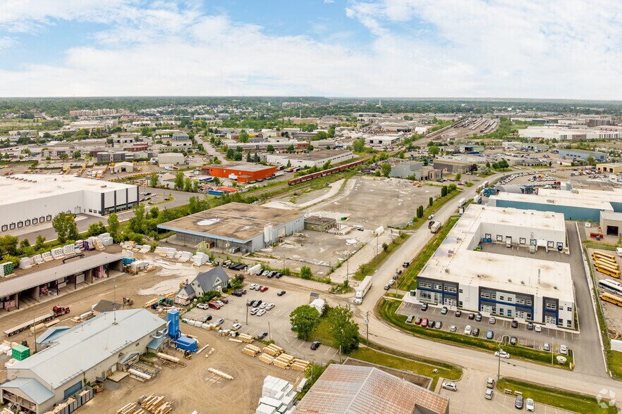 More Photos Of 4200 Rue Marcel-Lacasse, Boisbriand Warehouse For Lease