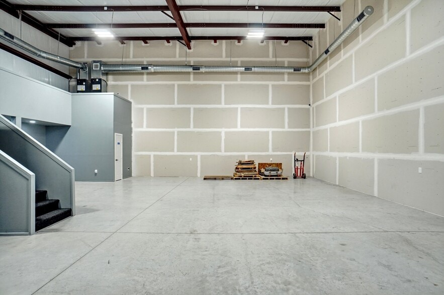 More Photos Of 13053 Harmon Rd, Fort Worth Warehouse For Sale