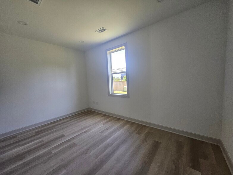 More Photos Of 1325 Main St, Katy Unknown For Lease