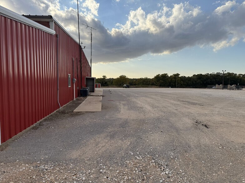 More Photos Of 110 W Twelfth St, Ringwood Warehouse For Sale