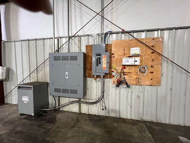 More Photos Of 206 Industrial Ct, Carrollton Warehouse For Lease