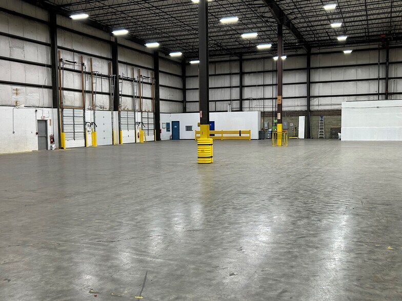 More Photos Of 21 Wes Warren Dr, Middletown Warehouse For Lease