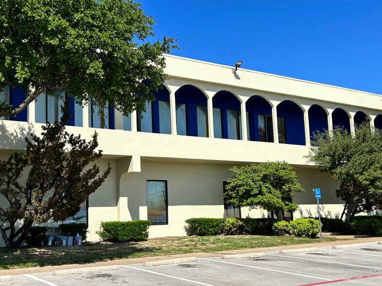 More Photos Of 1601 E Lamar Blvd, Arlington Office For Lease